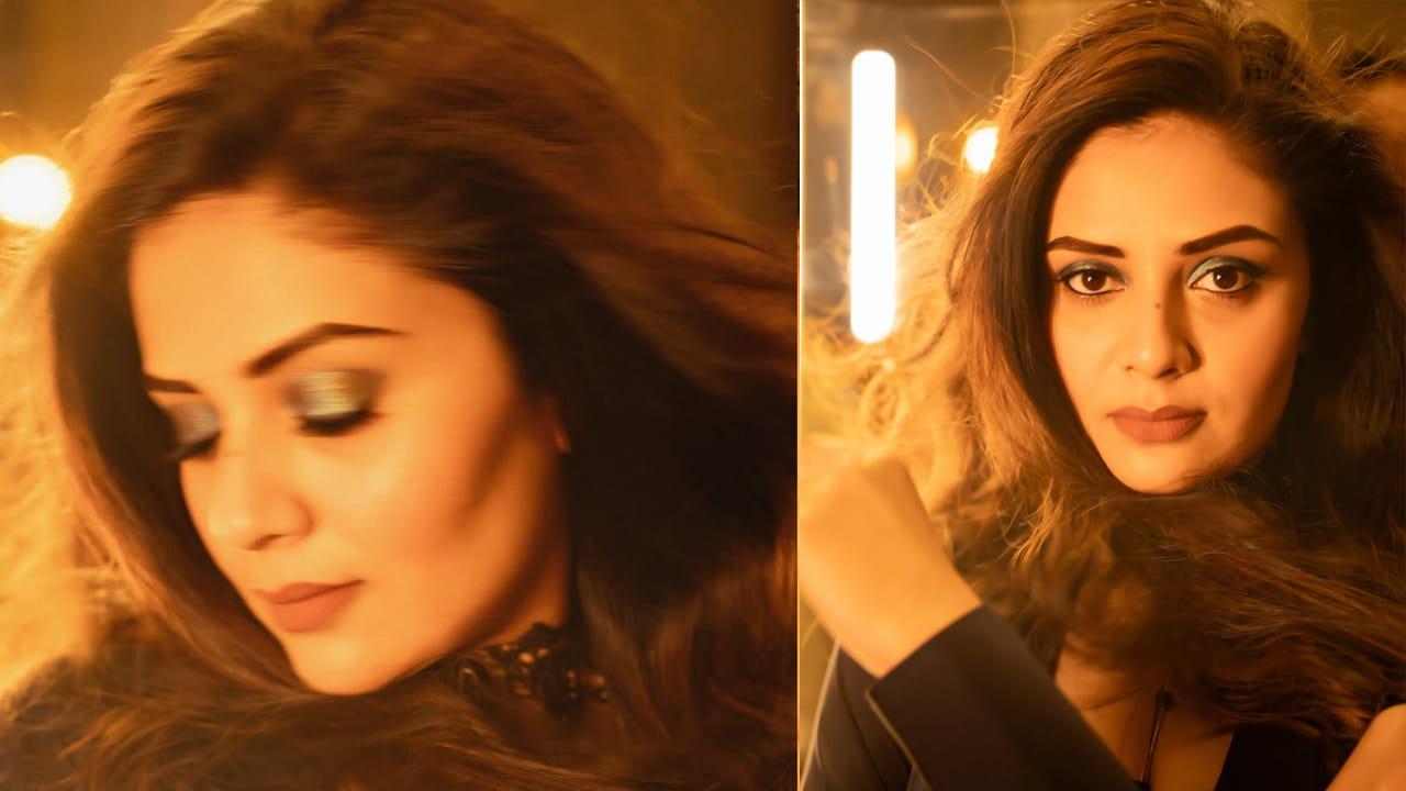 మోడ్రన్, గ్లామర్ ఫోజులతో శ్రీముఖి షేర్ చేసిన పిక్స్ అదిరిపోయాయి. కత్తిలాంటి చూపులతో కుర్రాళ్ల మతిపోగొడుతుంది. దీంతో ఇప్పుడు శ్రీముఖి గ్లామర్ ఫోజులు తెగ వైరలవుతున్నాయి. ప్రస్తుతం ఈ అమ్మడు బిగ్ బాస్ అగ్నిపరీక్ష షోకు హోస్టింగ్ చేస్తుంది. 