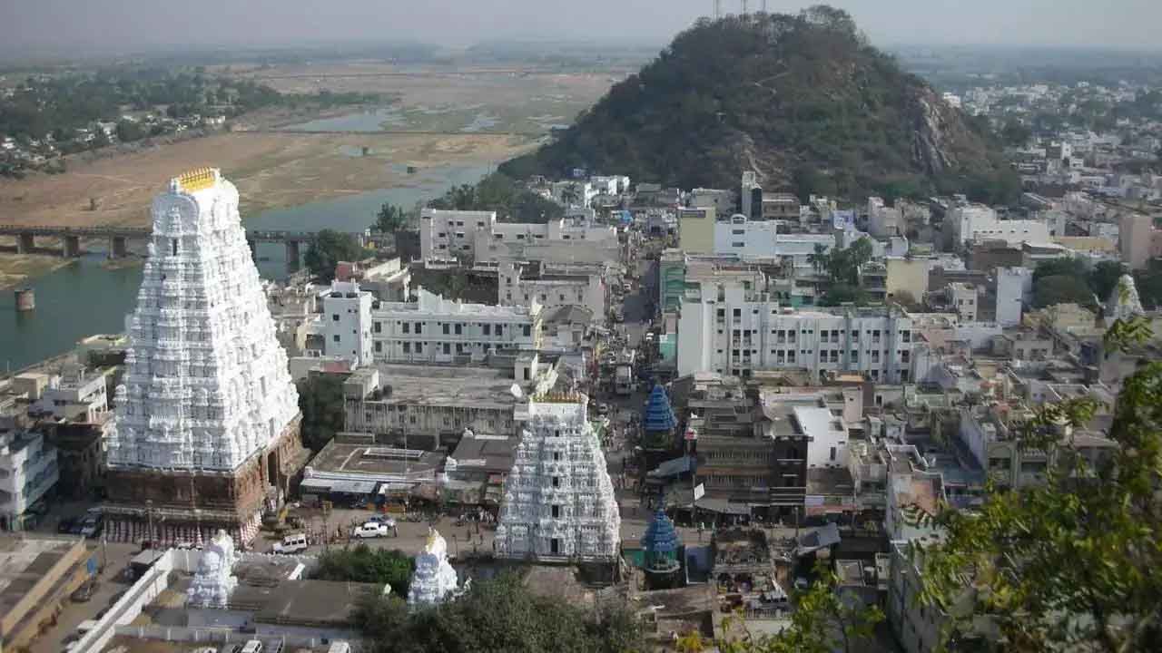 గ్రహణ గండాలకు అతీతం ఈ దివ్య క్షేత్రం.. గ్రహణ సమయంలోనే ప్రత్యేక పూజలు..!