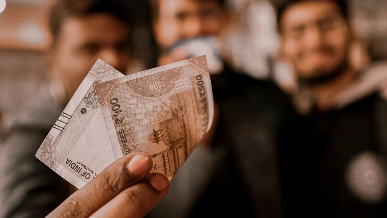 ప్రభుత్వ ఉద్యోగులు షేర్లలో పెట్టుబడి పెట్టడానికి కొన్ని నియమాలు ఉన్నాయి. మీరు ప్రభుత్వ ఉద్యోగి అయితే లేదా ప్రభుత్వంలో ఉద్యోగం చేస్తున్న కుటుంబ సభ్యుడు ఉంటే, మీరు ఈ నియమాలను తెలుసుకోవడం ముఖ్యం. ప్రభుత్వ ఉద్యోగులు షేర్లలో లేదా మరే ఇతర సాధనాలలో ఊహాజనిత వ్యాపారంలో పాల్గొనడానికి అనుమతి లేదు. ఇది సెంట్రల్ సివిల్ సర్వీసెస్ (ప్రవర్తన) నియమాలు, 1964లోని సెక్షన్ 35(A)లో పేర్కొనబడింది.