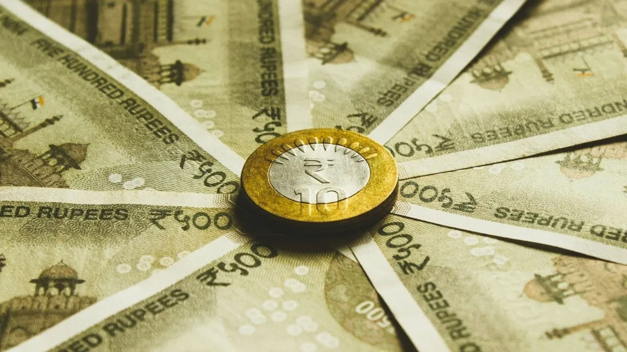 అదనంగా అధికారులు, ఉద్యోగులు మ్యూచువల్ ఫండ్లు, డిబెంచర్లలో పెట్టుబడి పెట్టడానికి అనుమతి ఉంది. అయితే ఇంట్రాడే ట్రేడింగ్ పై మాత్రం నిషేధం ఉంది.