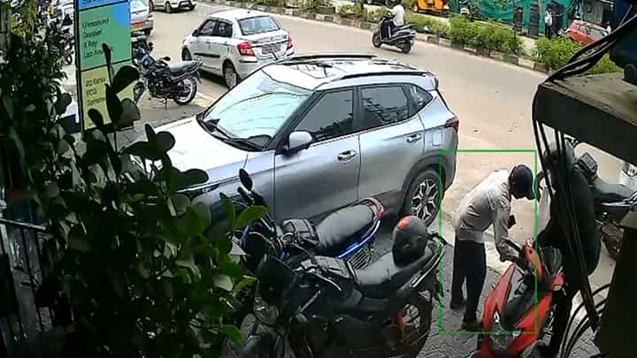 స్కూటీ పార్క్ చేసి షాప్లోకి వెళ్లాడు.. తిరిగి వచ్చేసరికి ఊహించని సీన్..! స్కూటీ పార్క్ చేసి షాప్లోకి వెళ్లాడు.. తిరిగి వచ్చేసరికి ఊహించని సీన్..!