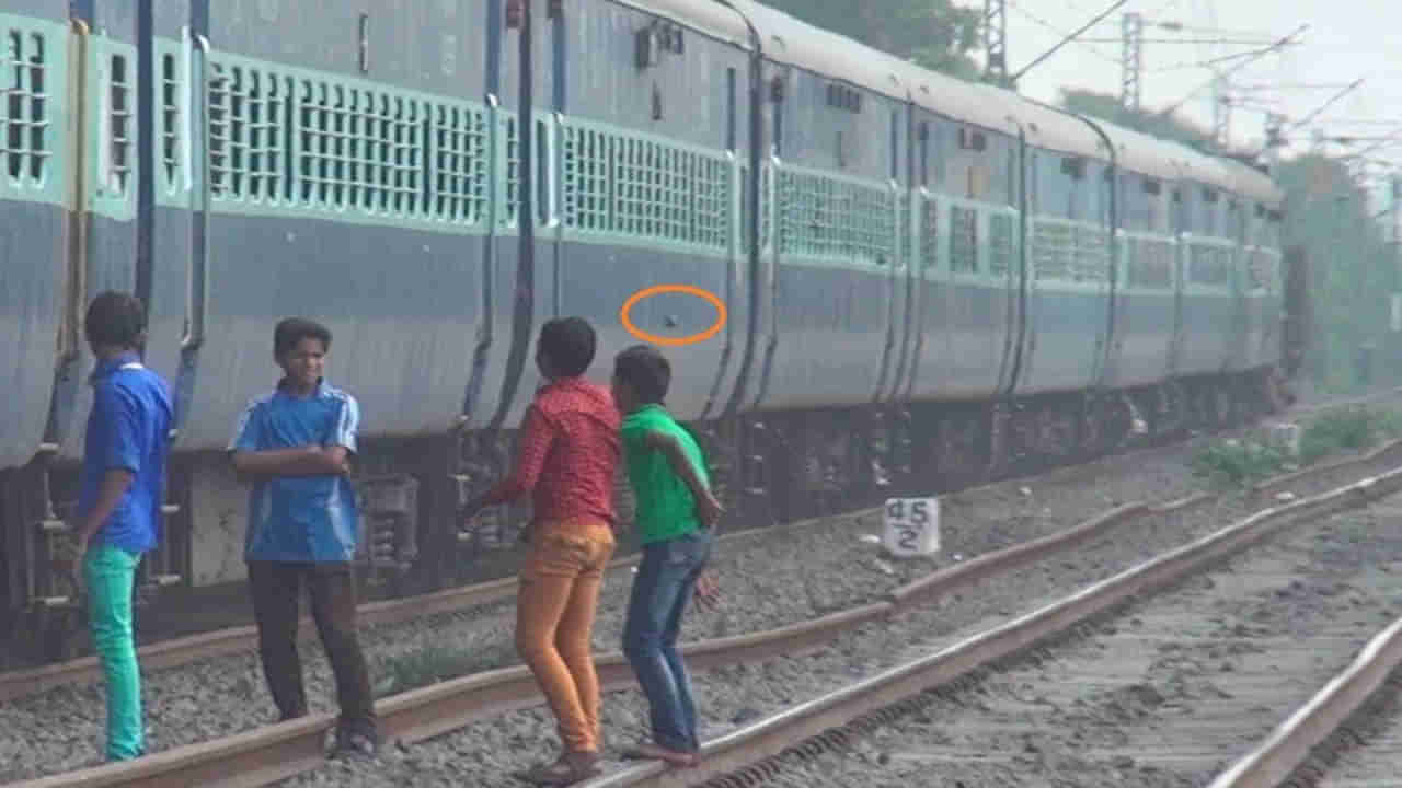 ఆకతాయిలకు దక్షిణ మధ్య రైల్వే సీరియస్ వార్నింగ్.. ఇకపై ఆ పని చేస్తే తాట తీసుడే..!