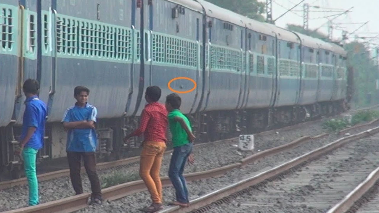 ఆకతాయిలకు దక్షిణ మధ్య రైల్వే సీరియస్ వార్నింగ్.. ఇకపై ఆ పని చేస్తే తాట తీసుడే..!