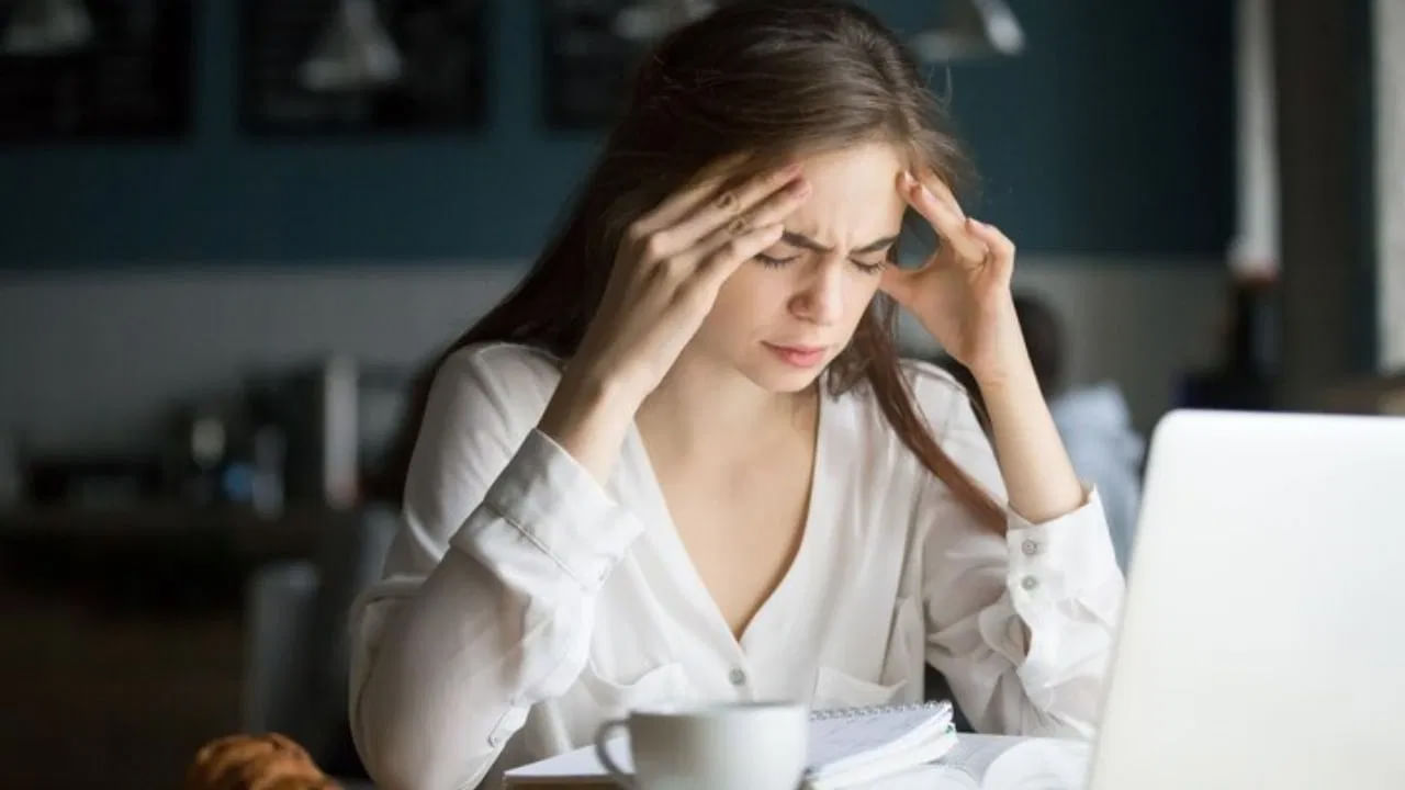 జర్నలింగ్: మీ మనసులోని ఆలోచనలు, మిమ్మల్ని బాధపెడుతున్న విషయాలను ఒక డైరీలో రాసుకోవడం వల్ల ఒత్తిడి తగ్గుతుంది. అలాగే మీ సమస్యలను స్నేహితులు లేదా సన్నిహితులతో పంచుకోవడం కూడా మంచిది.