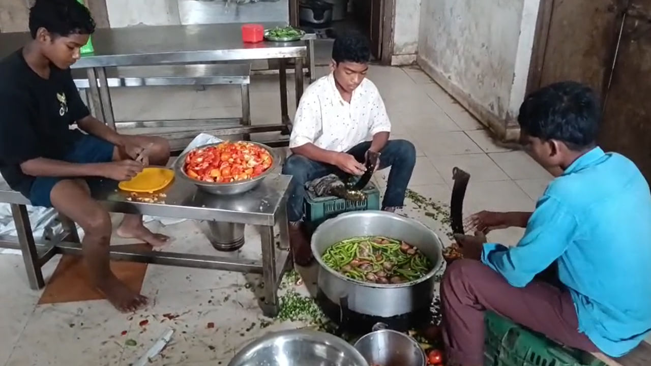 అయ్యో పాపం విద్యార్థులకు ఎంత కష్టం..! వంటలు చేస్తూ.. పని మనుషులుగా మారిన విద్యార్థులు..!