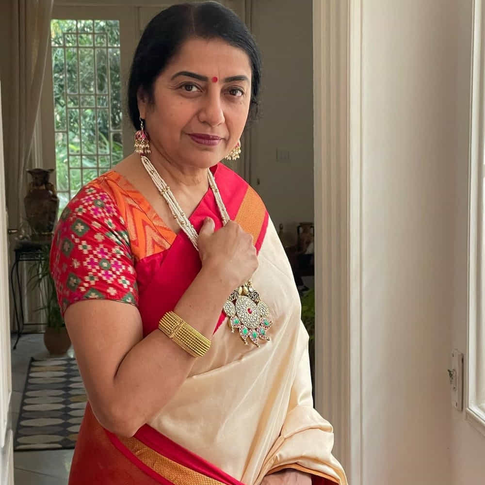 శ్రుతిహాసన్ కజిన్ మరెవరో కాదండి.. సీనియర్ హీరోయిన్ సుహాసిని. కమల్ హాసన్ ఆమెకు బాబాయ్ అవుతాడు. అంటే సుహాసినికి శ్రుతి హాసన్ చెల్లెలు అవుతుంది. ఒకప్పుడు తెలుగులో వెంకటేశ్, చిరంజీవి, బాలకృష్ణతో బ్యాక్ టూ బ్యాక్ సినిమాల్లో నటించింది. 