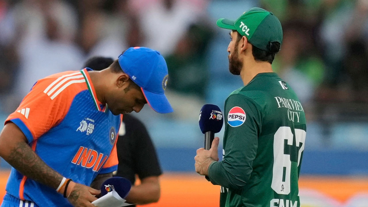 తమ జట్టు బాధ్యతలను నిర్వర్తించడానికి తామే ట్రోఫీతో ఫొటో దిగామని, పతకాలు తీసుకున్నామని ఆయన చెప్పారు. ఇది చాలా అగౌరవంగా ఉందని, ఇలాంటివి ఆపాలని ఆశాభావం వ్యక్తం చేశాడు.