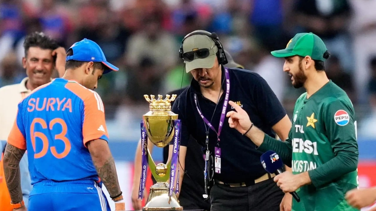 India vs Pakistan: ఆసియా కప్ 2025 ఫైనల్‌లో భారత్ చేతిలో ఓటమి పాలైన తర్వాత, పాకిస్తాన్ కెప్టెన్ సల్మాన్ ఆఘా భారత జట్టుపై, ముఖ్యంగా కెప్టెన్ సూర్యకుమార్ యాదవ్ (SKY) పై సంచలన ఆరోపణలు చేశారు. టోర్నమెంట్‌లో భారత్ తమతో కరచాలనం చేయకుండా క్రికెట్‌ను అగౌరవపరిచిందని ఆఘా వ్యాఖ్యానించారు.