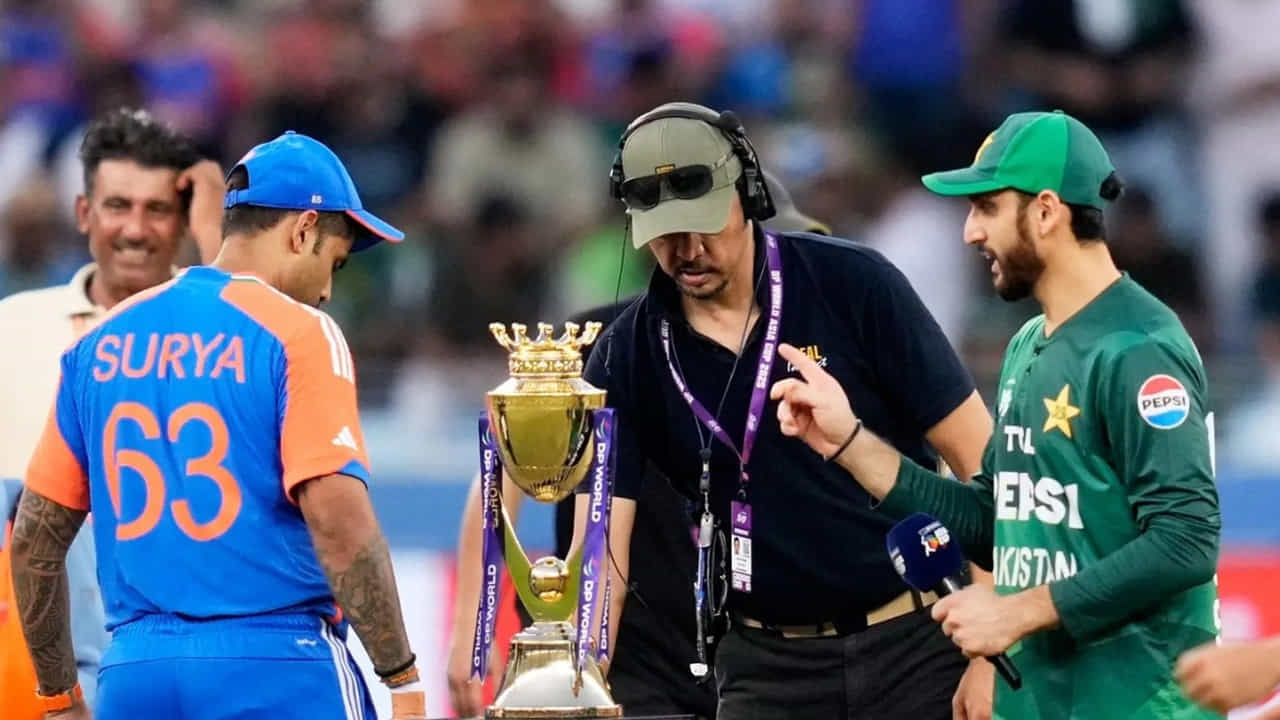 India vs Pakistan: ఆసియా కప్ 2025 ఫైనల్లో భారత్ చేతిలో ఓటమి పాలైన తర్వాత, పాకిస్తాన్ కెప్టెన్ సల్మాన్ ఆఘా భారత జట్టుపై, ముఖ్యంగా కెప్టెన్ సూర్యకుమార్ యాదవ్ (SKY) పై సంచలన ఆరోపణలు చేశారు. టోర్నమెంట్లో భారత్ తమతో కరచాలనం చేయకుండా క్రికెట్ను అగౌరవపరిచిందని ఆఘా వ్యాఖ్యానించారు.