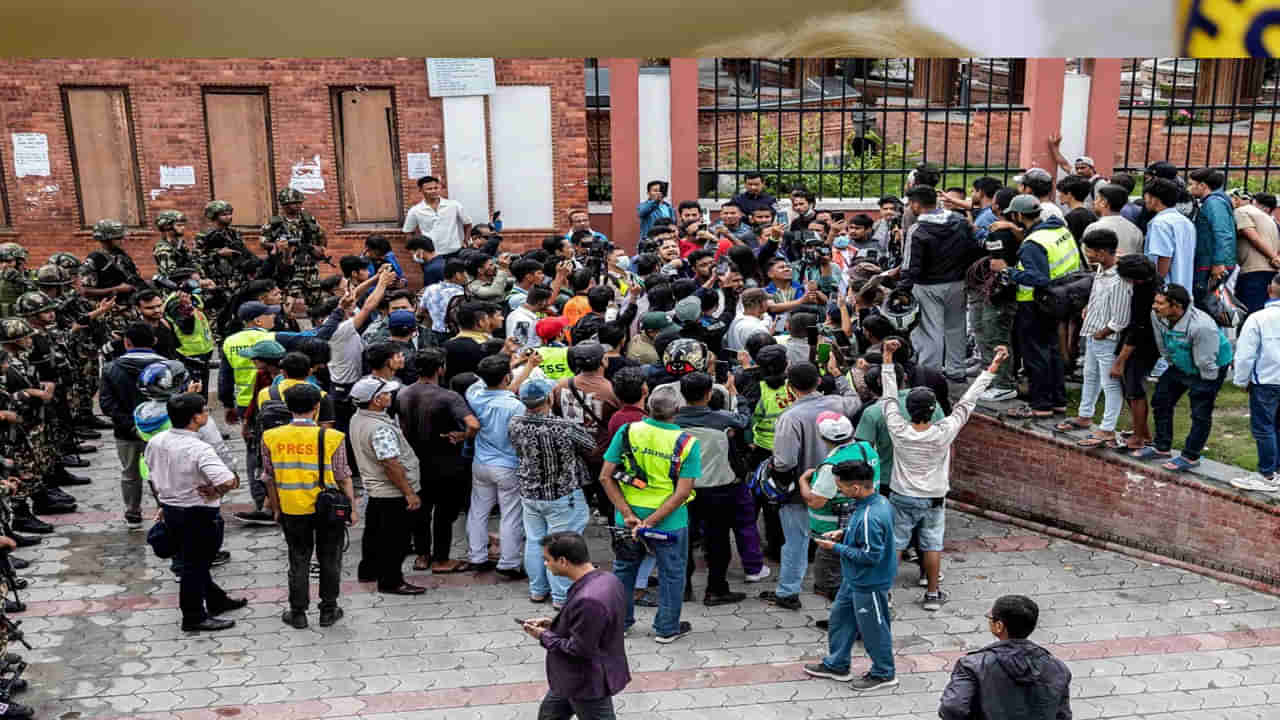 నేపాల్‌లో కొలిక్కిరాని సంక్షోభం.. తాత్కాలిక ప్రధాని కోసం ఆర్మీ హెడ్‌క్వార్టర్స్‌ ముందు కొట్టుకున్న నేతలు!