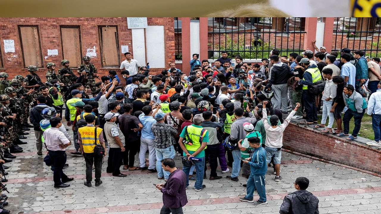 నేపాల్‌లో కొలిక్కిరాని సంక్షోభం.. తాత్కాలిక ప్రధాని కోసం ఆర్మీ హెడ్‌క్వార్టర్స్‌ ముందు కొట్టుకున్న నేతలు!