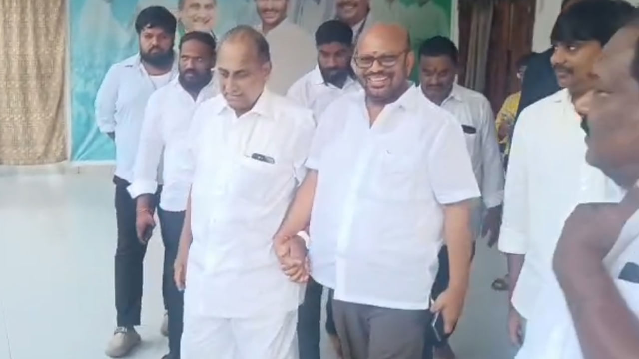 Andhra: రాజకీయాల్లో ఇంట్రెస్టింగ్ సీన్.. ముద్రగడను కలిసిన పిఠాపురం మాజీ ఎమ్మెల్యే వర్మ..