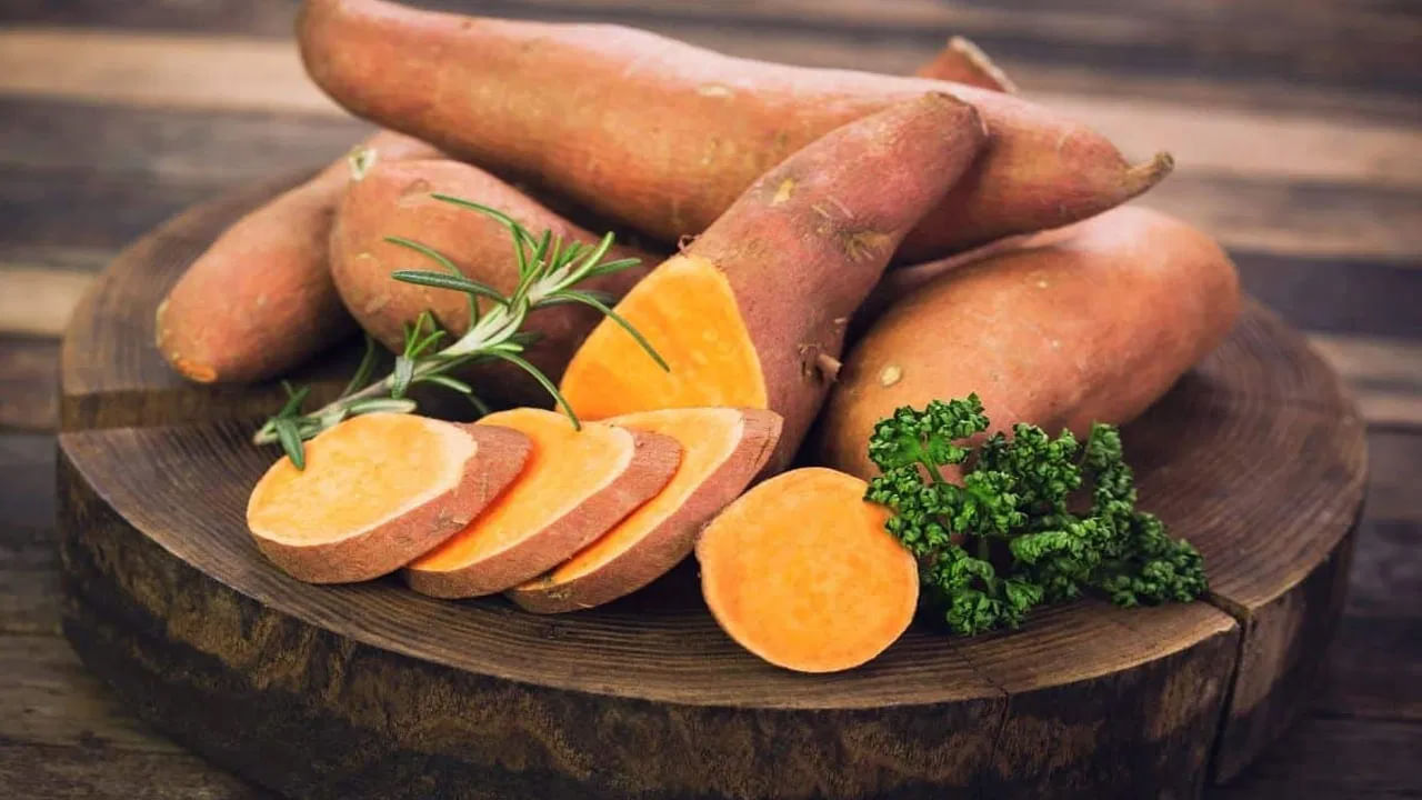 చిలగడదుంపలలోని బీటా-కెరోటిన్ సహజ యాంటీఆక్సిడెంట్గా పనిచేస్తుంది. ఇది చర్మాన్ని ఫ్రీ రాడికల్ నష్టం నుండి రక్షిస్తుంది. డెర్మాటో-ఎండోక్రినాలజీ పరిశోధన ప్రకారం, కెరోటినాయిడ్లు అధికంగా ఉండే ఆహారాలు చర్మ రూపాన్ని మెరుగుపరుస్తాయి.