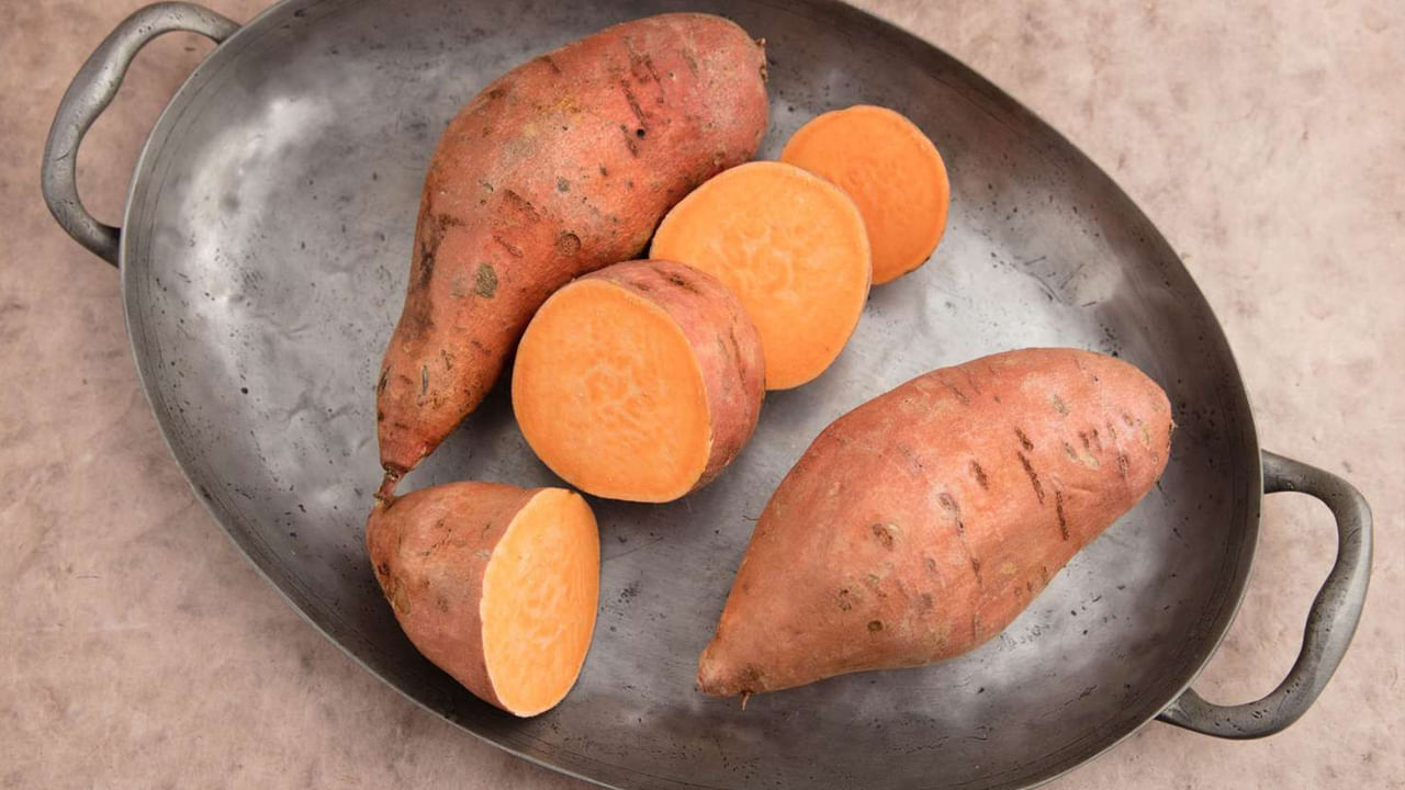 ఒక మీడియం చిలగడదుంపలో మీ రోజువారీ అవసరం కంటే ఎక్కువ విటమిన్ ఎ ఉంటుంది. ఇది కంటి ఆరోగ్యం, చర్మం, రోగనిరోధక వ్యవస్థకు చాలా మంచిది. ఇది కాలానుగుణ వ్యాధుల నుండి కూడా మీ శరీరాన్ని రక్షిస్తుంది, బలపరుస్తుంది. అయితే, ఇక్కడ గుర్తుంచుకోవాల్సి విషయం ఏమిటంటే పెద్ద మొత్తంలో విటమిన్ ఎ తీసుకోవడం పట్ల మీరు జాగ్రత్తగా ఉండండాలి.