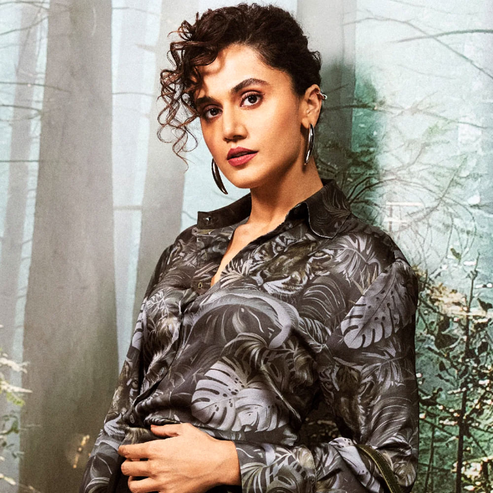 2010లో ఝుమ్మంది నాథం సినిమాతో కథానాయికగా తెలుగు తెరకు పరిచయమైంది. మొదటి సినిమాతోనే భారీ విజయాన్ని అందుకున్న ఈ అమ్మడు.. ఆతర్వాత ధనుష్ సరసన ఆడుకలం సినిమాతో కోలీవుడ్ ఇండస్ట్రీలోకి అడుగుపెట్టింది. తెలుగులో వరుస అవకాశాలు వచ్చినప్పటికీ తమిళంలో మాత్రం అంతగా ఆఫర్స్ అందుకోలేకపోయింది.