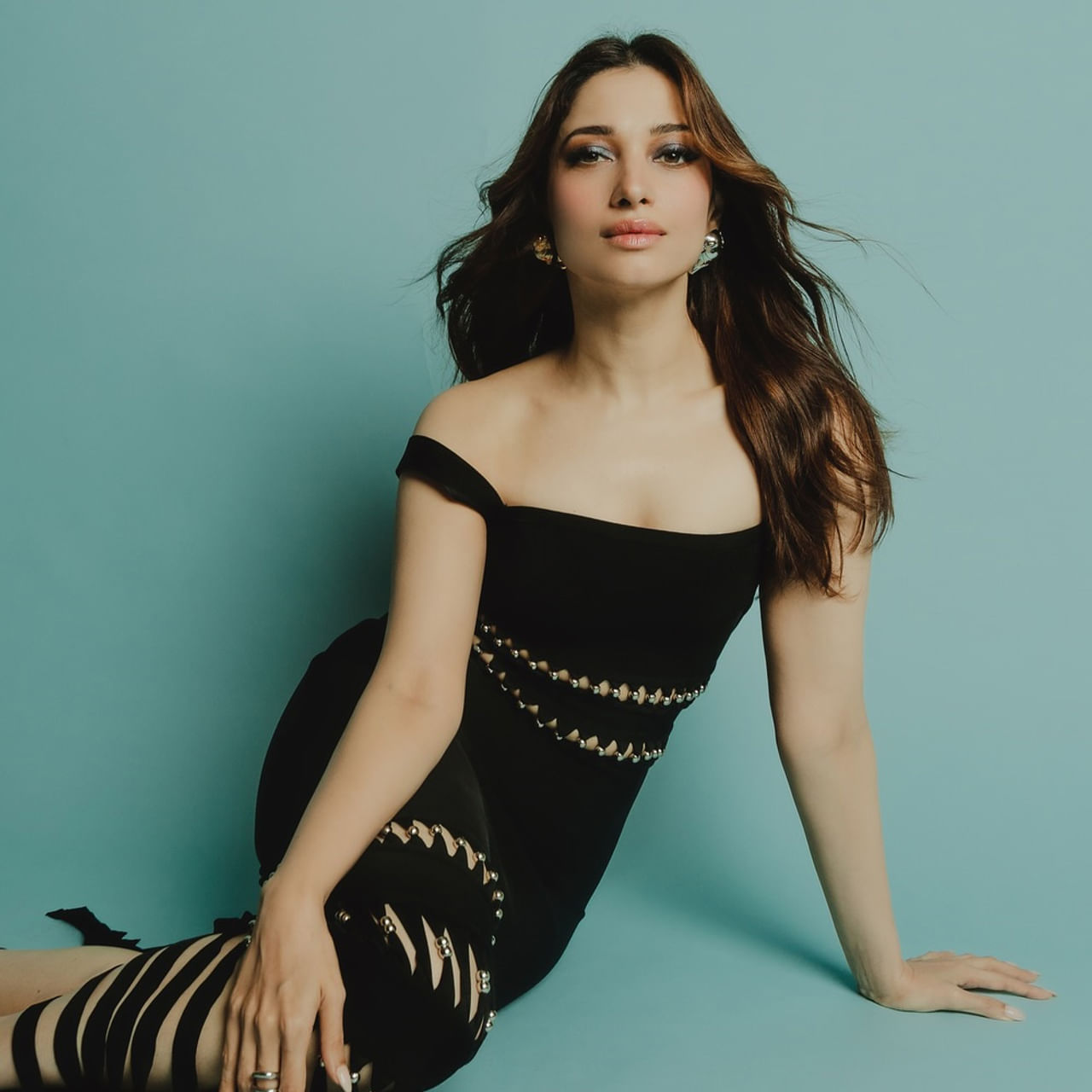 చూస్తున్నారుగా.. తమన్నా లేటెస్ట్ వీడియో సాంగ్..! ఈ ఒక్క పాటతో యూ ట్యూబ్ మాత్రమే కాదు.. సోషల్ మీడియా కూడా తగలబడిపోతుంది. ఈమె గ్లామర్ షో చూసి ముక్కున వేలేసుకుంటున్నారు. 
