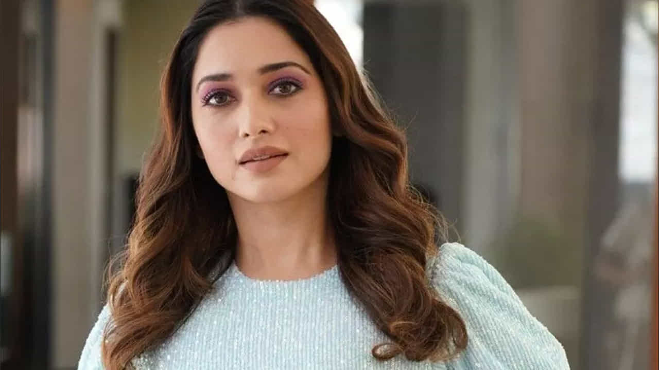 ముఖ్యంగా రామ్ చరణ్, అల్లు అర్జున్, ప్రభాస్, జూనియర్ ఎన్టీ ఆర్ ఇలా ప్రతి ఒక్కరి సినిమాలో ఛాన్స్ కొట్టేసి, అందరి స్టార్ హీరోల సరసన ఆడి పాడింది. కొన్ని రోజుల పాటు తెలుగు స్టార్ హీరోయిన్గా ఓ వెలుగు వెలిగింది ఈ ముద్దుగుమ్మ.