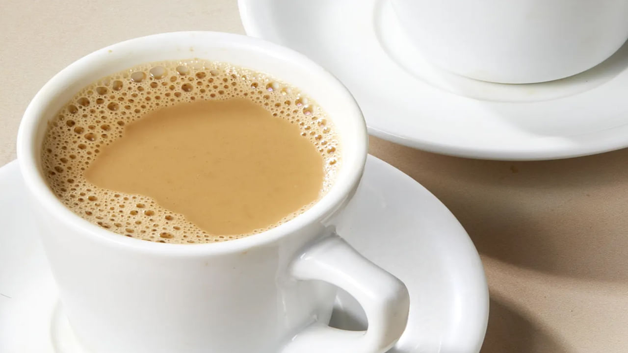 టీలో కెఫిన్ ఉంటుందని మీకు తెలుసా..? ఇది మీకు నిద్రలేమి, ఆందోళన, విశ్రాంతి లేకపోవడం, భయానికి కారణమవుతుంది. ఇది శరీరానికి చాలా హానికరం. టీ ఎక్కువగా తాగడం వల్ల అసిడిటీ, గ్యాస్, కడుపు నొప్పి వస్తుంది. అలాగే, టీ ఎక్కువగా తాగడం వల్ల మీ జీర్ణక్రియలో చాలా సమస్యలు వస్తాయి.