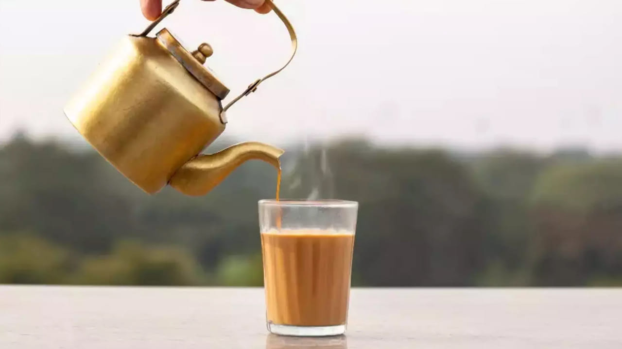 అలాగే, ఎవరైతే రక్తహీనత సమస్యతో బాధపడుతున్నారో, అలాంటి వారు అస్సలే టీ తాగకూడదంట. దీని వలన ఈ సమస్య మరింత పెరిగే చాన్స్ ఉంటుంది. అలాగే ఇలాంటి వ్యక్తుల్లో తీవ్రమైన అలసట, నీరసం కనిపిస్తుంటాయంట. అందుకే రక్తహీనత సమస్యతో బాధపడే వారు ఎట్టిపరిస్థితుల్లో టీ తాగకూడదంట.