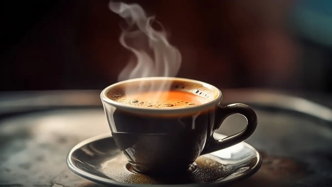 ఉదయం లేచిన వెంటనే టీ లేదా కాఫీ తాగే అలవాటు మనలో చాలా మందికి ఉంది. దాన్నో ఇంధనంలా భావిస్తాం. సమయానికి అది పడకపోతే, బండి ముందుకు కదలదు. అందుకే ఠంఛన్‌గా వేడివేడి టీ కప్పు వేళకు తాగాలని నిబంధన పెట్టుకుంటారు.