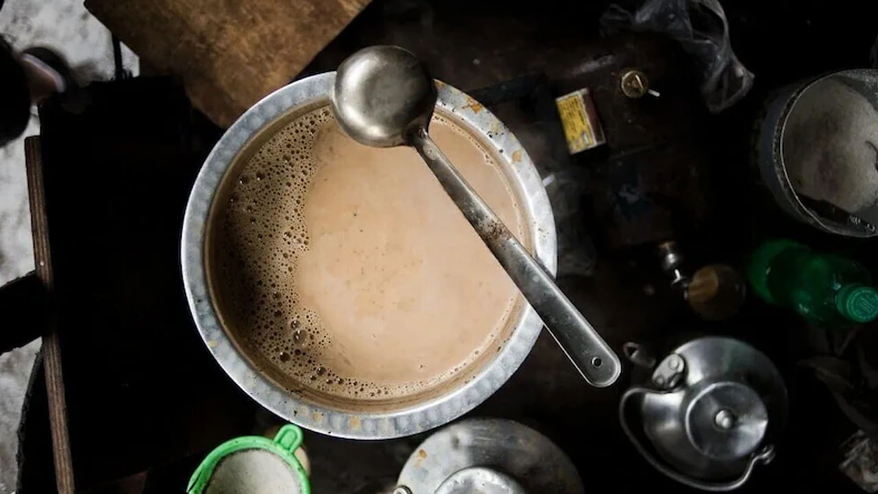 మొత్తంమీద, టీ, కాఫీ రెండింటికీ వాటి సొంత ప్రత్యేకమైన ఉపయోగాలు ఉన్నాయి. కాఫీ త్వరిత శక్తిని, జీవక్రియకు దొహదపడుతుంది. టీ ప్రశాంతత, దీర్ఘకాలిక ఆరోగ్యాన్ని అందిస్తుంది. కాబట్టి మీకు ఏది బెస్ట్‌ అనేది మీరు ఎలాంటి ఆరోగ్యాన్ని కోరుకుంటున్నారు అనే దానిపై ఆధారపడి ఉంటుంది. 