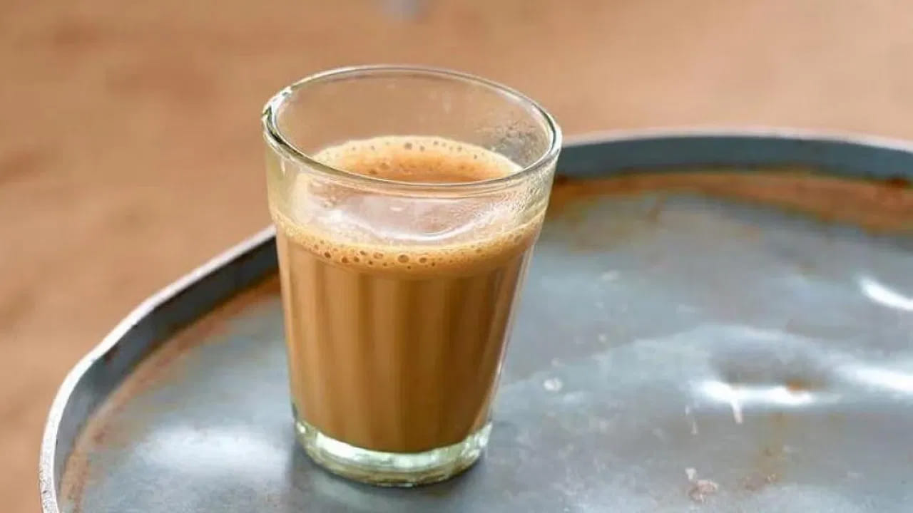 ఆరోగ్య నిపుణులు ప్రకారం, ప్రస్తుతం కాలంలో చాలా మంది గుండె సమస్యలతో బాధపడుతున్నారు. రోజు రోజుకు గుండె సంబంధిత సమస్యలు పెరుగుతున్నాయి. అందువలన గుండె ప్రాబ్లమ్స్ ఉన్నవారు అస్సలే టీ తాగకూడదంట.