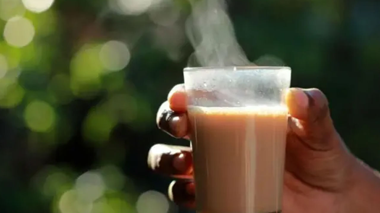 ఇక కొందరు టీని ఒక్కసారి తాగితే, మరికొంత మంది మాత్రం రోజుకు రెండు లేదా, మూడు సార్లు టీ తాగుతుంటారు. అయితే టీ తాగడం మంచిదే అయినప్పటికీ, టీ  తాగినప్పడు మాత్రం కొన్ని పొరపాట్లు అస్సలే చేయకూడదంట. ముఖ్యంగా టీ తాగిన తర్వాత అస్సలే చల్లటి పానియాలు ఎట్టిపరిస్థితుల్లో తీసుకోకూడని చెబుతున్నారు వైద్య నిపుణులు.