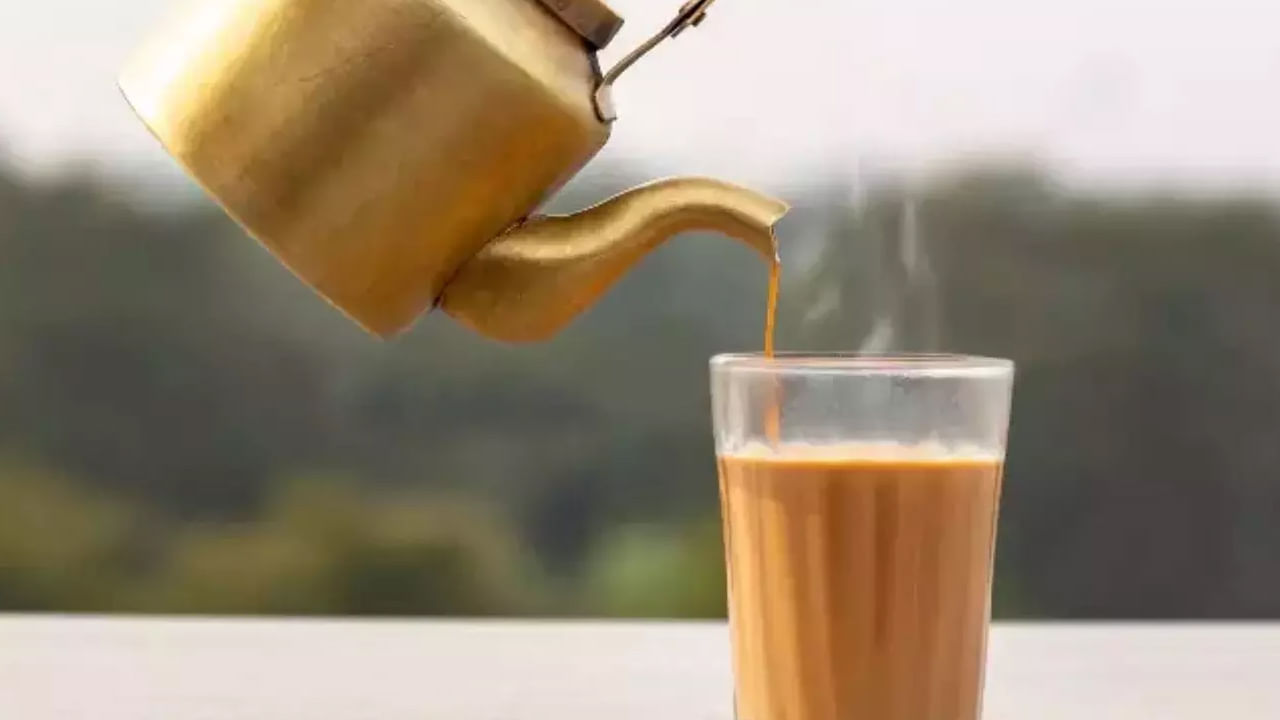 ముఖ్యంగా చిన్న పిల్లలకు టీ అస్సలు ఇవ్వకూడదు. వేడి టీ తాగడం జీర్ణవ్యవస్థకు మరింత ప్రమాదకరం. ఇది మీ జీర్ణవ్యవస్థపై ప్రత్యక్ష ప్రతికూల ప్రభావాన్ని చూపుతుంది. 