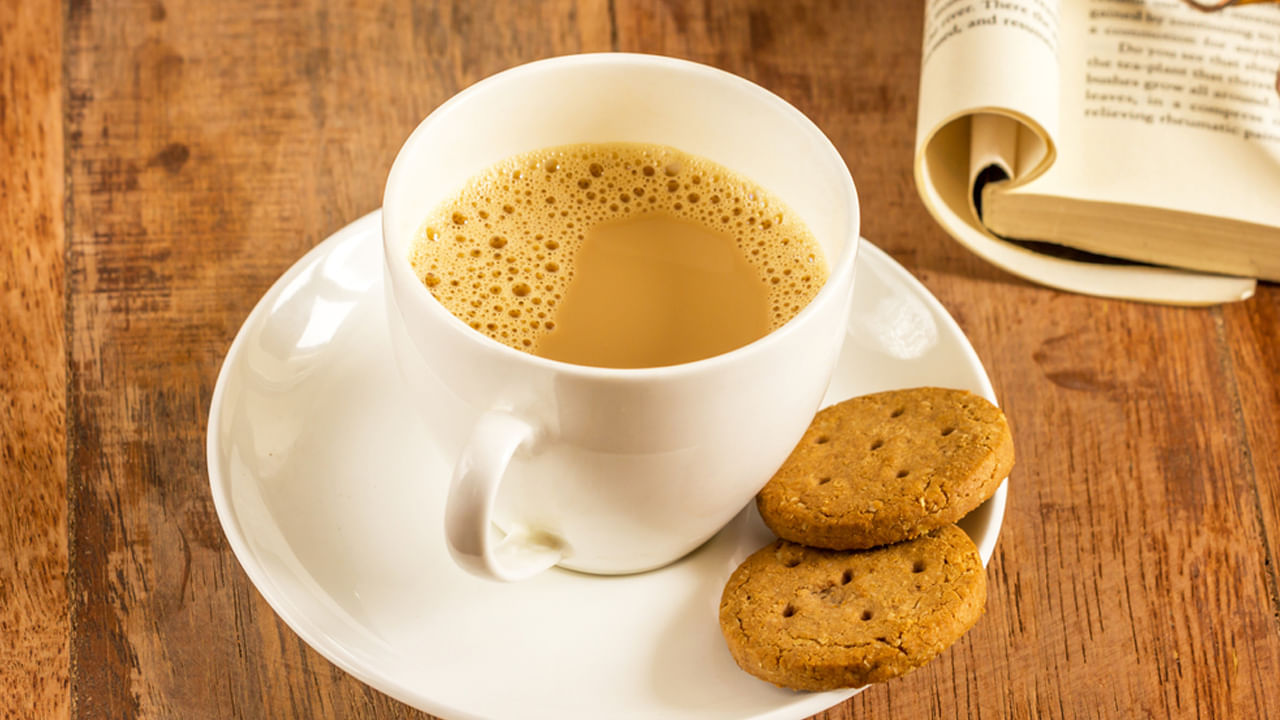 కాబట్టి ఈరోజే వేడి టీ తాగే అలవాటు మానేయడం మంచిది. అలాగే భోజనం తర్వాత టీ తాగడం కూడా చాలా చెడ్డ అలవాటు. చాలా మంది భోజనం చేసిన వెంటనే టీ తాగుతారు. ఎందుకంటే భోజనం చేసిన తర్వాత నిద్ర వస్తుంది. అయితే ఈ అలవాటు అంత మంచిది కాదు.