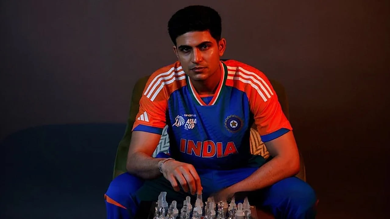 పరుగుల విషయానికొస్తే, కెప్టెన్ సూర్య లేదా అభిషేక్ శర్మ కాదని దినేష్ కార్తీక్ ఇక్కడ శుభ్మాన్ గిల్ నంబర్ వన్లో ఉంటాడని భావిస్తున్నాడు. 2025 ఆసియా కప్లో అత్యధిక పరుగులు అద్భుతమైన ఫామ్లో ఉన్న భారత వైస్ కెప్టెన్ గిల్ బ్యాట్ నుంచి వస్తాయని కార్తీక్ అంచనా వేస్తున్నాడు.