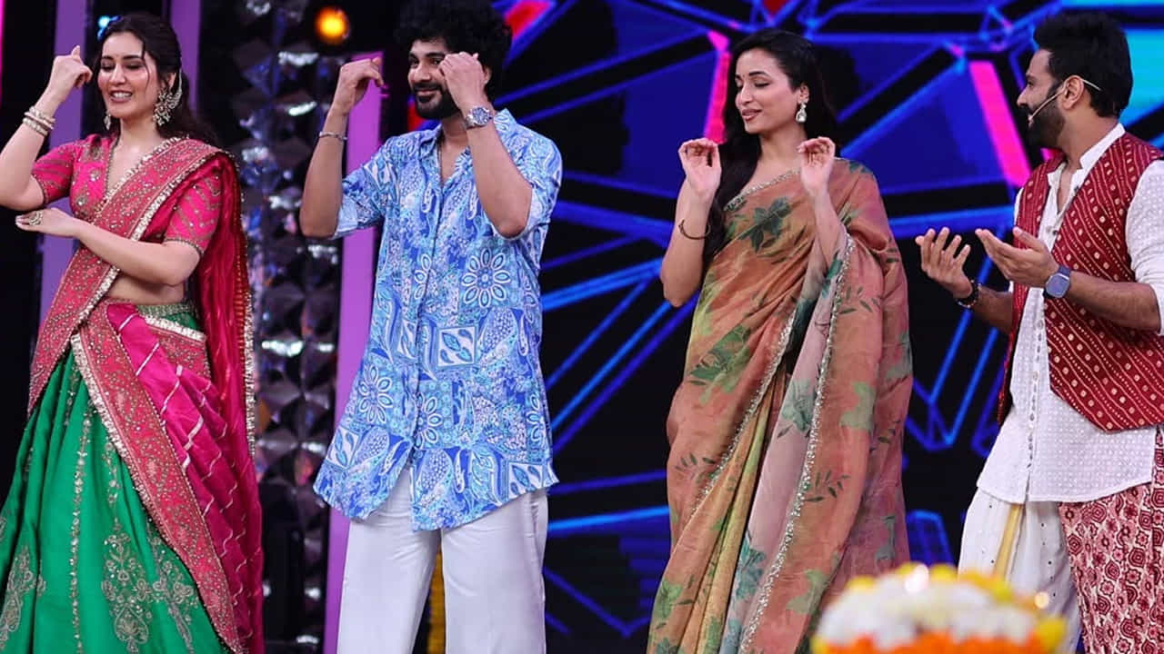   తెలుసు కదా చిత్రంతో ప్రముఖ సెలబ్రిటీ స్టైలిస్ట్ నీరజ కోన దర్శకురాలిగా పరిచయం అవుతోంది.  మిరాయ్ సక్సెస్ తో ఫుల్ జోష్ లో ఉన్న పీపుల్ మీడియా ఫ్యాక్టరీ ఈ సినిమాను నిర్మిస్తోంది.  దీపావళి కానుకగా  అక్టోబర్ 17, 2025న తెలుసు కదా సినిమా  విడుదల కానుంది.