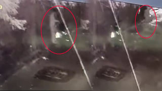 Viral Video: అర్ధరాత్రి వచ్చి ఇంటి తలుపు తట్టాడు.. పెద్దగా అరుస్తూ ఇద్దరు మహిళలను..