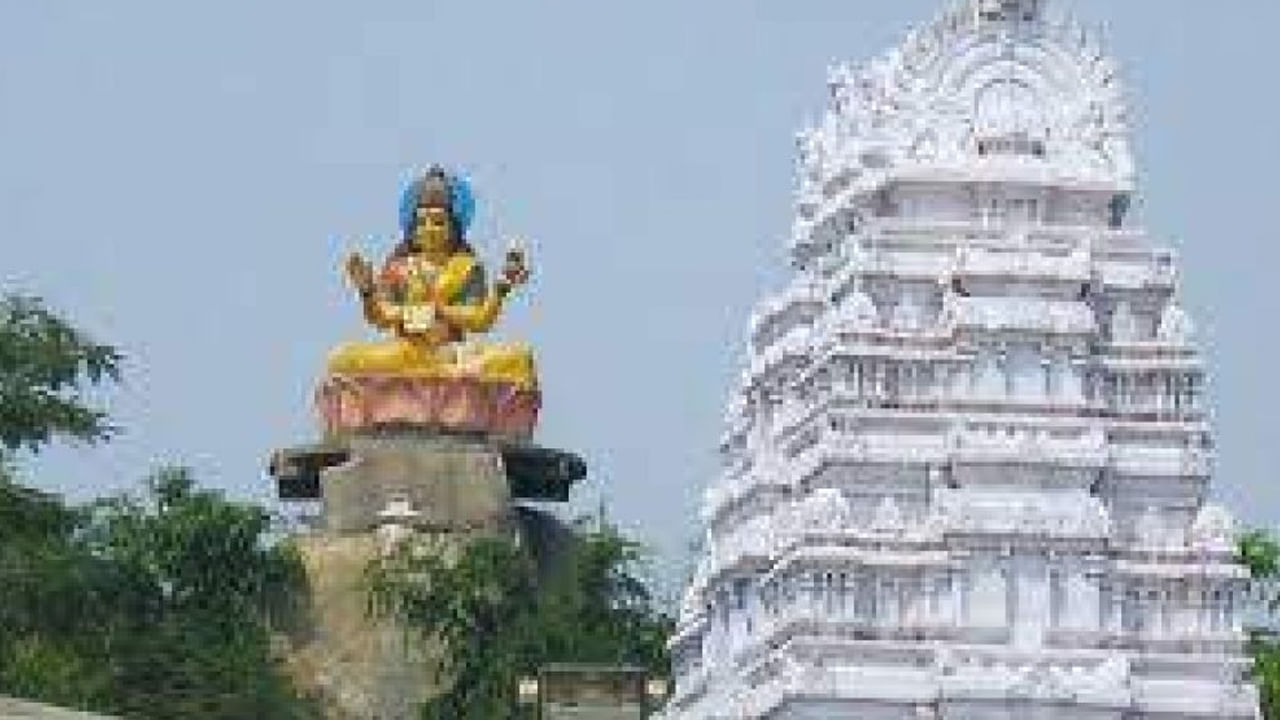 నిర్మల్ జిల్లాలో ఉన్న సరస్వతి ఆలయాన్ని కూడా నవరాత్రుల సమయంలో సందర్శించడం చాలా మంచిదంట. ఇక్కడ అమ్మవారు కృష్ణా నది ఒడ్డున శ్రీ జ్ఞాన సరస్వతిగా వెలసింది. దేవి నవరాత్రుదలు ఇక్కడ చాలా ఘనంగా నిర్వహిస్తారు.