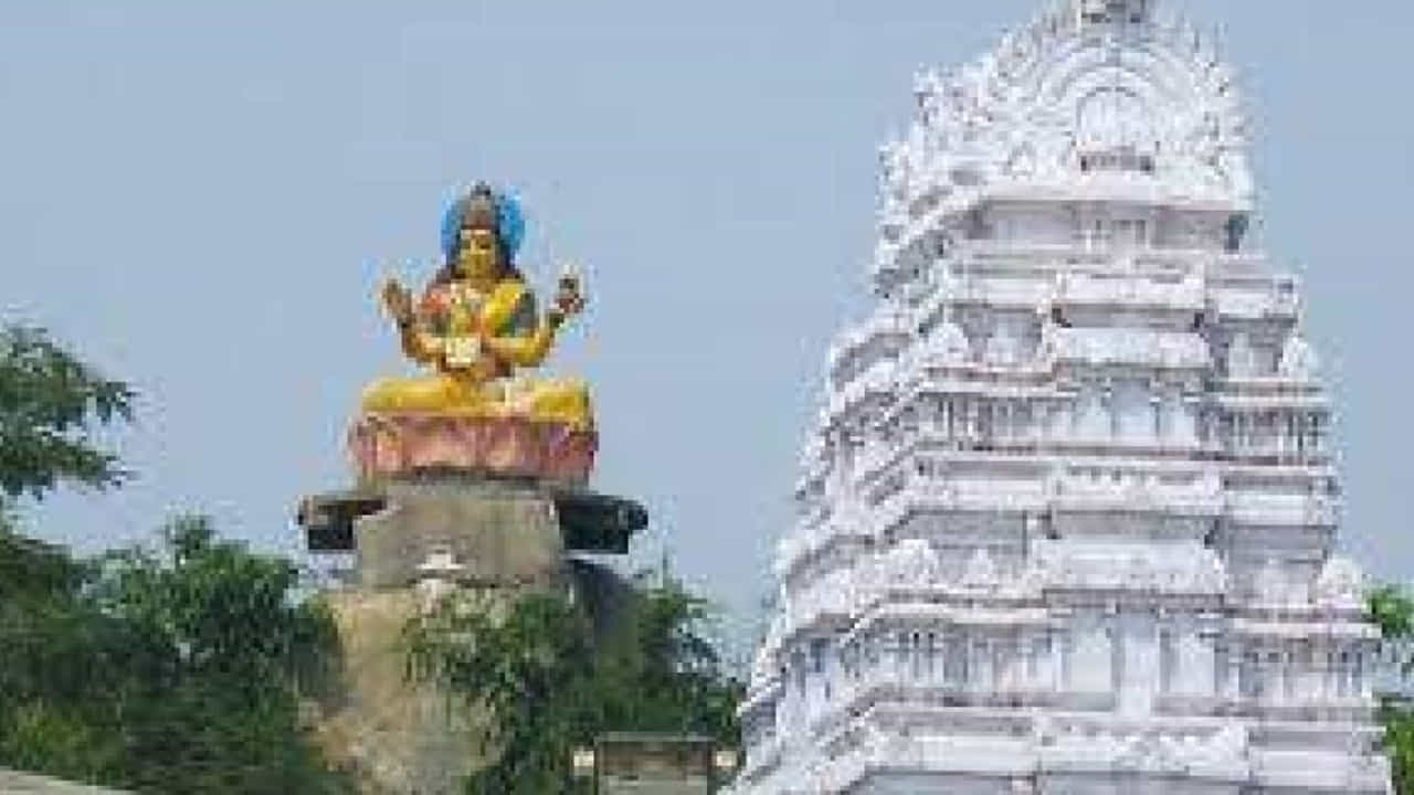 నిర్మల్ జిల్లాలో ఉన్న సరస్వతి ఆలయాన్ని కూడా నవరాత్రుల సమయంలో సందర్శించడం చాలా మంచిదంట. ఇక్కడ అమ్మవారు కృష్ణా నది ఒడ్డున శ్రీ జ్ఞాన సరస్వతిగా వెలసింది. దేవి నవరాత్రుదలు ఇక్కడ చాలా ఘనంగా నిర్వహిస్తారు.
