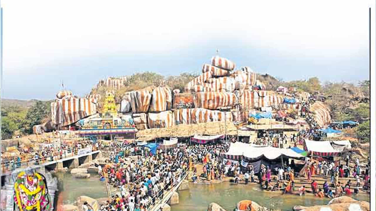 మెదక్లోని ఏడుపాయల వన దుర్గ భవానీ ఆలయం ఫేమస్ టెంపుల్ లో ఒకటి. ఈ ఆలయంలో అమ్మవారు దుర్గ భవానీగా కొలువుదీరడం జరిగింది. దట్టమైన అడవి ప్రాంతంలో వనదుర్గ మాత వెలసి భక్తులను కాపాడుతుంది. నవరాత్రి ఉత్సవాల్లో ఈ ఆలయాన్ని సందర్శించడం శుభప్రదం.
