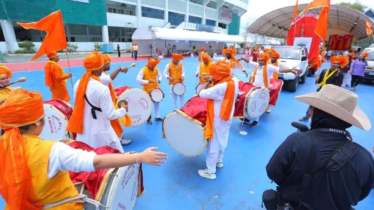 గణేష్ విగ్రహం ప్రత్యేక ఆకర్షణ
ఈ ఉత్సవంలో ప్రధాన ఆకర్షణ 10 అడుగుల ఎత్తైన గణపతి విగ్రహం. ఈ విగ్రహాన్ని భారతదేశ నైపుణ్యం కలిగిన కళాకారులు థాయిలాండ్లో ప్రత్యేకంగా తయారు చేశారు. గణపతి విగ్రహాన్ని చూసి భక్తులు సంతోషించారు. దాని కళాత్మకత హాజరైన ప్రజల హృదయాలను గెలుచుకుంది.