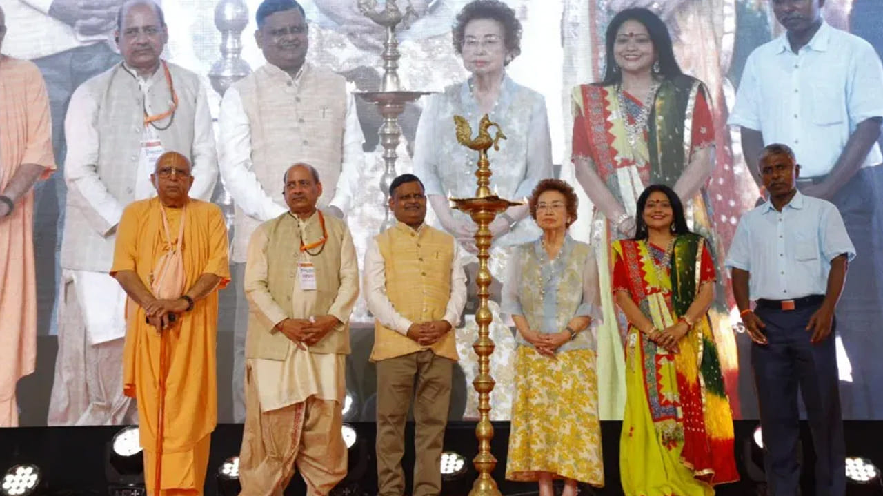 చాలా మంది ప్రముఖులు పాల్గొన్నారు
ఈ కార్యక్రమంలో విశ్వ హిందూ పరిషత్ సంఘం థాయిలాండ్ అధ్యక్షురాలు వైశాలి తుషార్ ఉరుంకర్, భారత రాయబార కార్యాలయ కౌన్సెలర్ ఆర్. ముత్తు, స్వామి వివేకానంద కల్చరల్ సెంటర్ యోగి, ప్రాండా జ్యువెలరీ సలహాదారు మాలిక్, ఉపాధ్యక్షుడు సుశీల్ సరాఫ్, గురు మహారాజ్, ఇస్కాన్ (సియామ్ ప్యాలెస్) సహా వివిధ సంస్థల అధిపతులు, స్పాన్సర్లు, భారీ సంఖ్యలో భక్తులు పాల్గొన్నారు.