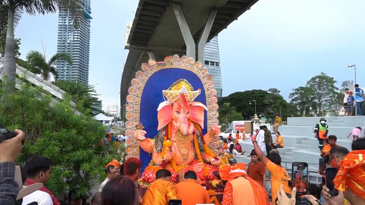 భక్తులు పడవలో స్నానాలు చేశారు.
గణేష్ నిమజ్జన ఊరేగింపు మొత్తం వాతావరణాన్ని భక్తితో నింపింది. బ్యాంకాక్లోని ప్రధాన వాణిజ్య మార్గాల గుండా వెళుతూ ఊరేగింపు రామ-3 రోడ్డులోని సిలారోక్ పార్క్ సమీపంలోని నిమజ్జన ప్రదేశానికి చేరుకుంది. కొంతమంది భక్తులు పడవలో వెళ్లి గణపతిని నిమజ్జనం చేశారు. 'గణపతి బప్పా మోరియా' అని జపించారు.