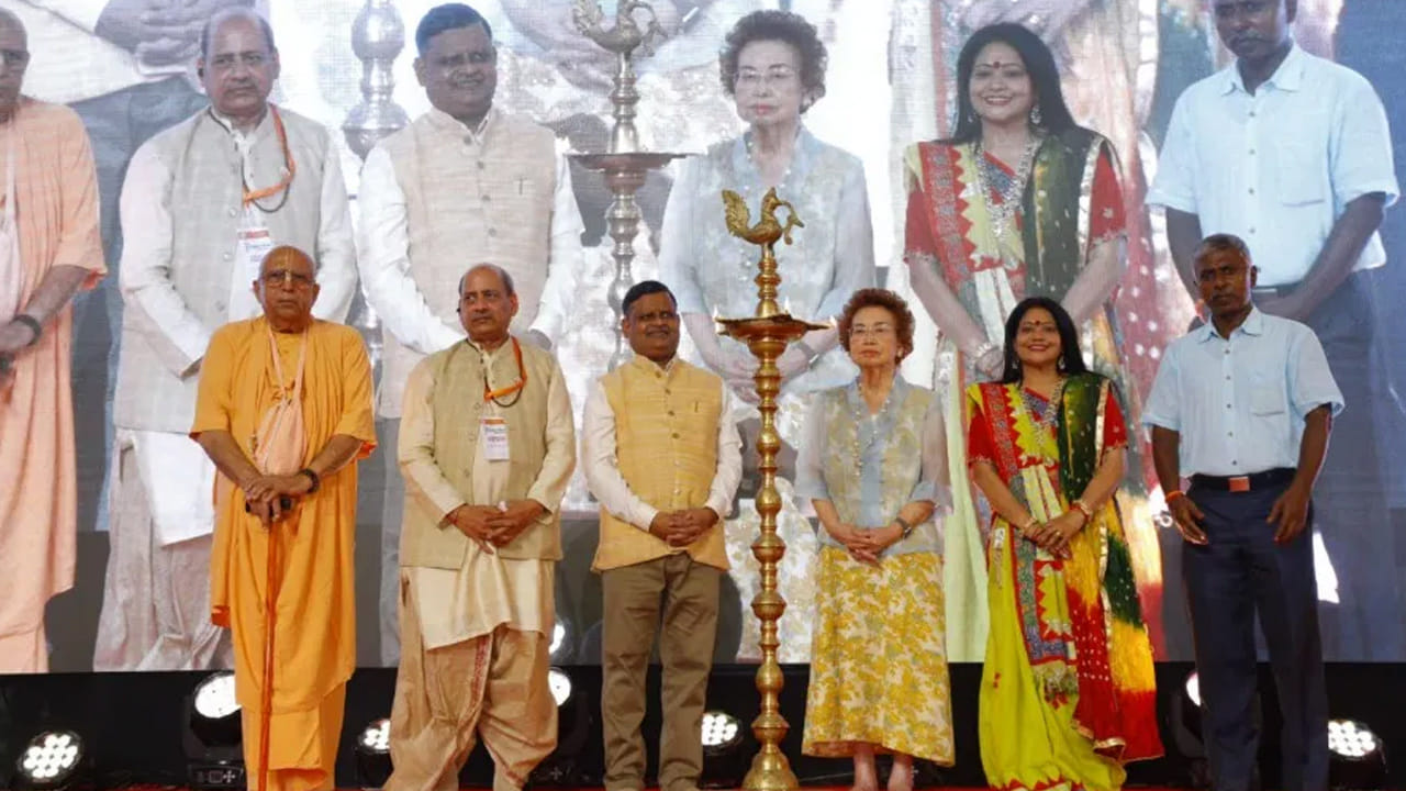 భారతదేశం, థాయిలాండ్ మధ్య సాంస్కృతిక వారధికి చిహ్నంగా నిలిచే ఈ ఉత్సవం భక్తి, కళ, ఐక్యత ప్రత్యేకమైన సంగమానికి సాక్ష్యంగా నిలిచింది. భక్తులు డ్రమ్స్, నాగదాల దరువుల మధ్య భక్తిలో మునిగిపోయారు. 'గణపతి బప్పా మోరియా' ప్రతిధ్వని పండుగ అంతటా ప్రాంగణం మొత్తాన్ని ఆనందంతో నింపింది.