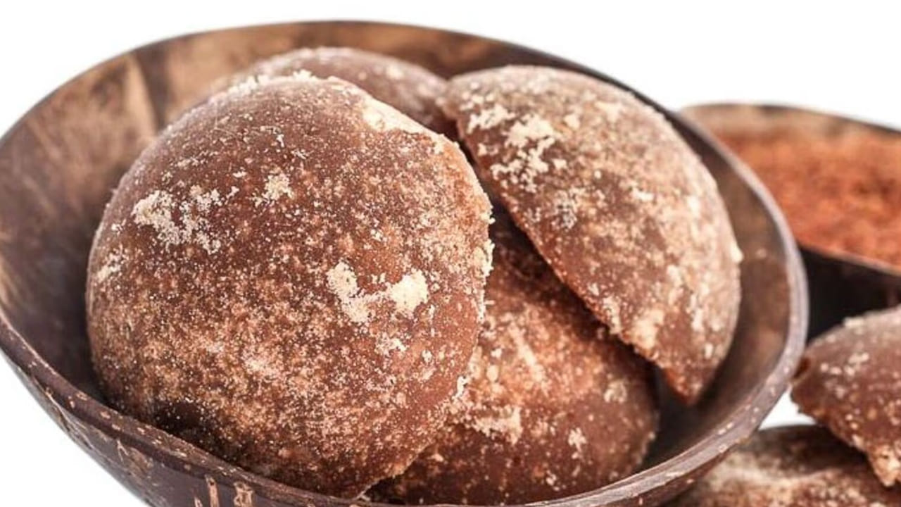 బెల్లం తినడం వల్ల కలిగే మరో ముఖ్యమైన ప్రయోజనం ఏమిటంటే జీర్ణ రుగ్మతల నుండి ఉపశమనం కలిగించే సామర్థ్యం దీనికుంది. ఇది జీర్ణ ఎంజైమ్లను సక్రియం చేయడమే కాకుండా ప్రేగు కదలికలను నియంత్రిస్తుంది. మలబద్ధకం, అజీర్ణం నుండి ఉపశమనం కలిగిస్తుంది.