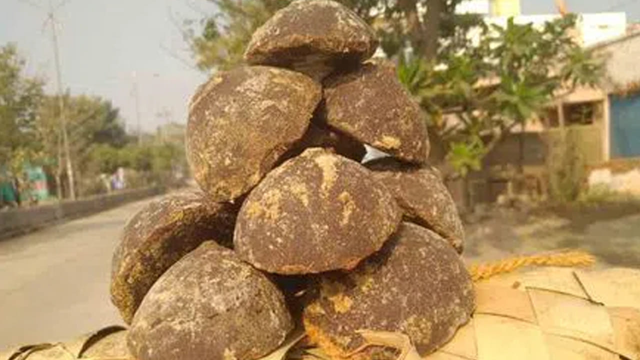 చాలా మంది పిల్లలు నోటి పూతలతో బాధపడుతున్నారు. గాయం మీద ఏలకులు, బెల్లం పొడి పూయడం వల్ల నొప్పి నుండి ఉపశమనం లభిస్తుంది. నోటి పూతలు కూడా తగ్గుతాయి. గతంలో, జలుబు ఉన్న పిల్లలకు మందు ఇవ్వడానికి బదులుగా, వారు వారికి బెల్లం తినిపించేవారు. ఇది జలుబు నుండి ఉపశమనం కలిగిస్తుంది. ఇది శ్లేష్మాన్ని మృదువుగా చేస్తుంది. పేరుకుపోయిన శ్లేష్మాన్ని తొలగిస్తుంది. నల్ల మిరియాలు, నెయ్యితో బెల్లం కలిపి తాగడం వల్ల గొంతు నొప్పి తగ్గుతుంది.