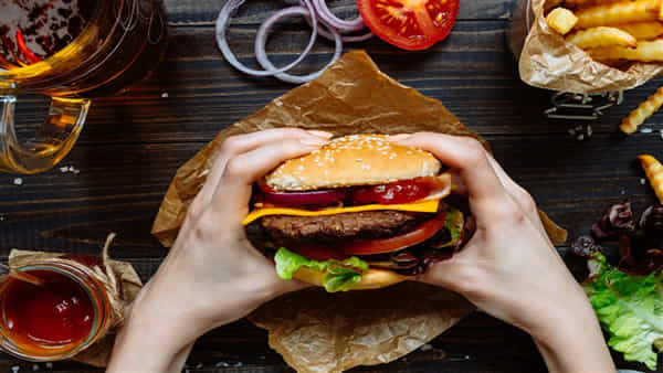 Cheat Meal: ఒక్క చీట్ మీల్ తింటే ఇంత జరుగుతుందా? బరువు తగ్గాలనుకునేవారికి షాకింగ్ నిజం!