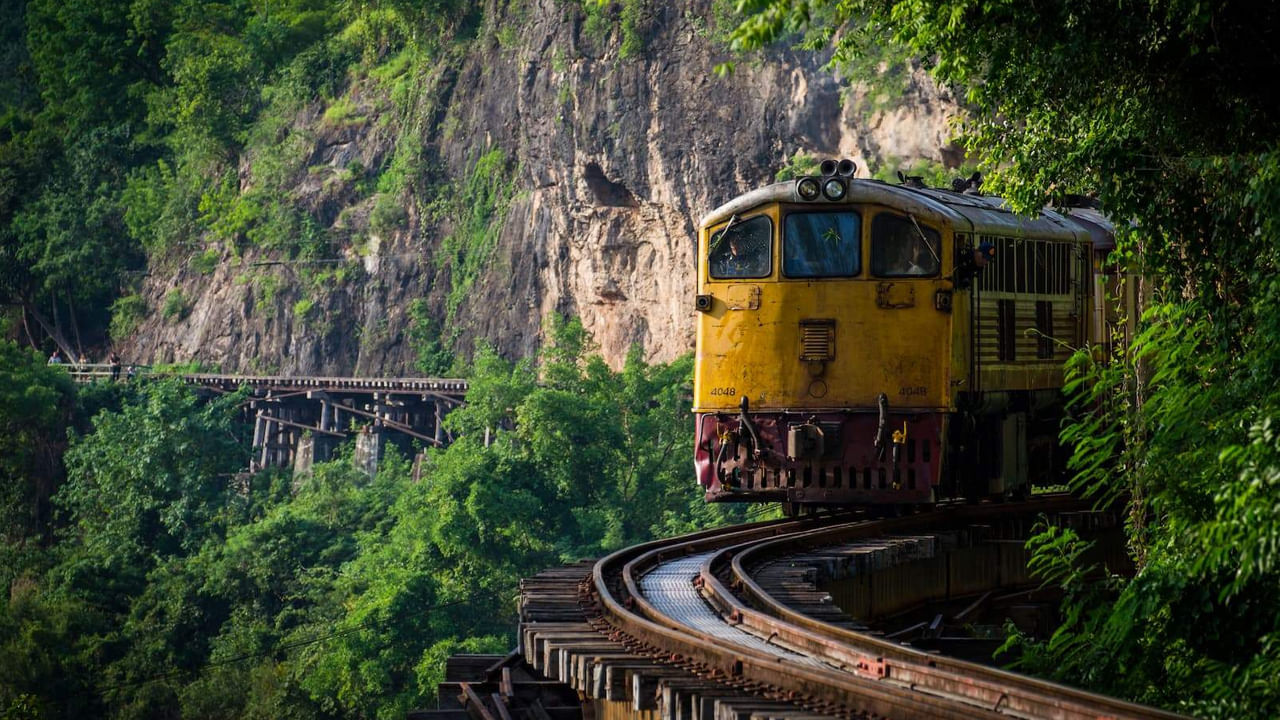 ది డెత్ రైల్వే, థాయిలాండ్: ఈ రైల్వే రెండవ ప్రపంచ యుద్ధ సమయంలో నిర్మించబడింది. దాని నిర్మాణ సమయంలో అధిక సంఖ్యలో ప్రాణనష్టానికి ప్రసిద్ధి చెందింది. ఈ రైలు దట్టమైన అటవీ ప్రాంతం గుండా వెళుతుంది. క్వాయ్ నదిపై ఉన్న ఐకానిక్ వంతెనను దాటుతుంది. ఇది లోతైన లోయ ఉన్న కొండకి అనుకోని కంచె లేకుండా ఉండే భయంకరమైన ట్రైన్ రూట్.