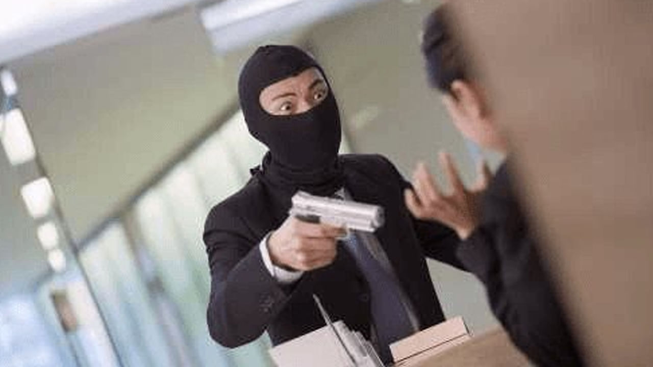 లూథియానా బ్యాంక్ చోరీ: ఖలిస్తాన్ కమాండో ఫోర్స్ (CASB) చీఫ్ సుఖ్‌దేవ్ సింగ్, అకా ల్యాబ్ సింగ్, సహాయకులు పోలీసుల వేషంలో పంజాబ్ నేషనల్ బ్యాంక్ మిల్లర్ గంజ్ శాఖలోకి ప్రవేశించారు. బ్యాంకు లాకర్లలో 6 కోట్లను దోచుకున్నారు.