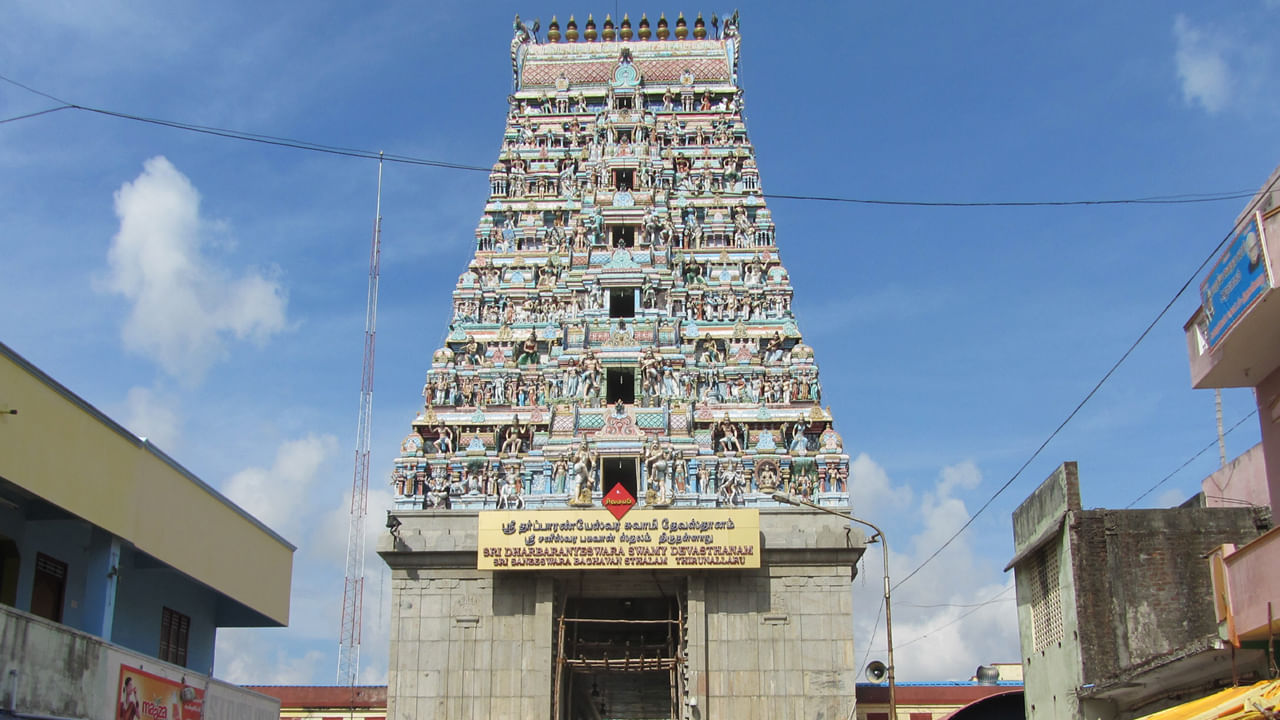 తిరునల్లార్ శనీశ్వర ఆలయం: తమిళనాడులో ఉన్న ఈ ఆలయం శనికి మరో పేరు అయిన శనీశ్వరుడికి అంకితం చేయబడింది. ఈ ఆలయంలో తిలాభిషేకం చేయడం వల్ల శని దోషం ప్రతికూల ప్రభావాలు తగ్గుతాయని నమ్ముతారు. ఇక్కడ శని దోషం పోవడానికి నివారణ పూజలు కూడా చేస్తుంటారు. ఇక్కడకి వెళ్తే శని ప్రభావం దూరం అవుతుందని నమ్మకం.