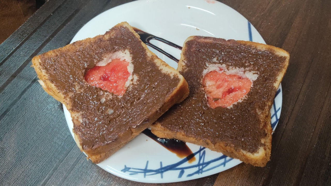 కొంత మంది తమ పిల్లలకు ఉదయం బ్రెడ్, లేదా చపాతీ చేసి వాటిపై చక్కెరతో తయారు చేసిన పండ్ల జామ్, చాక్లెట్ స్రైడ్ తో కలిపి ఇస్తుంటారు కానీ ఇది ఆరోగ్యానికి మంచిది కాదంట. ఇందులో అధిక చక్కెర మాత్రమే ఉంటుంది. ఎలాంటి పోషకాలు ఉండవు. అందువలన వీటిని పిల్లలకు అల్పాహారంగా ఇవ్వకూడదంట. దీని వలన అధిక బరువు పెరిగే ప్రమాదం ఉంటుందంట. 