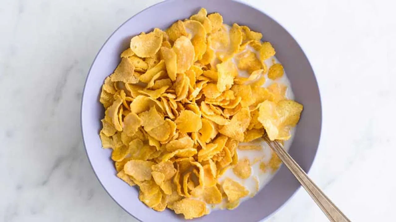 అదే విధంగా ఉదయం టిఫిన్‌గా కార్న్ ఫ్లేక్స్, నూడుల్స్, పాస్తా,జిలేబీ, మిల్క జిలేబీ లాంటివి ఎక్కువగా తింటుంటారు. అస్సలే వీటిని ఉదయం అల్పాహారంగా తీసుకోకూడదని చెబుతున్నారు ఆరోగ్య నిపుణులు. (నోట్ : పై సమాచారం, ఇంటర్నెట్ ఆధారంగా ఇవ్వబడినది, దిశ దీనిని ధృవీకరించలేదు.)