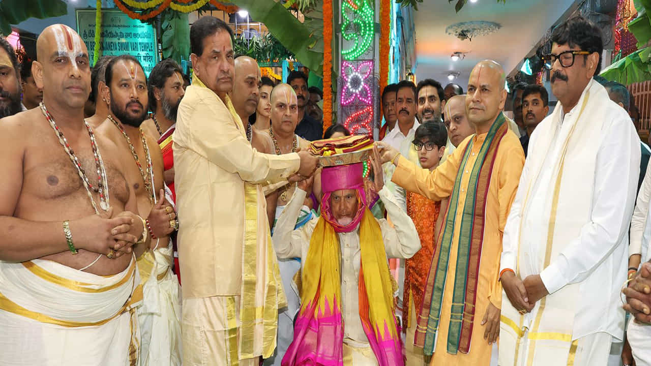 
శ్రీవారి సాల‌క‌ట్ల‌ బ్రహ్మోత్సవాలలో తొలిరోజైన బుధవారం రాత్రి సీఎం చంద్ర‌బాబు రాష్ట్ర ప్రభుత్వం తరఫున శ్రీ వేంకటేశ్వర స్వామి వారికి పట్టువస్త్రాలు సమర్పించారు. ముందుగా సీఎం బేడి ఆంజనేయ స్వామివారి ఆలయం వద్దకు చేరుకున్నారు. అక్కడి నుంచి మంగళవాయిద్యాల నడుమ ఊరేగింపుగా శ్రీవారి ఆలయం వద్దకు చేరుకున్నారు. టీటీడీ చైర్మన్  బీ.ఆర్.నాయుడు, ఈవో అనిల్ కుమార్ సింఘాల్ స్వాగతం పలుకగా సీఎం ధ్వజస్తంభానికి మొక్కుతూ శ్రీవారిని దర్శించుకున్నారు. వకుళామాత, విమాన వేంకటేశ్వరస్వామిభాష్యకార్ల సన్నిధి, యోగ నరసింహ స్వామివారిని దర్శించుకున్నారు. అనంతరం రంగనాయకుల మండపంలో వేదమంత్రోచ్ఛారణతో వేద పండితులు ఆశీర్వదించారు. టీటీడీ చైర్మన్, ఈవో లు సీఎం చంద్రబాబుకు శ్రీవారి తీర్థప్రసాదాలు అందజేశారు.