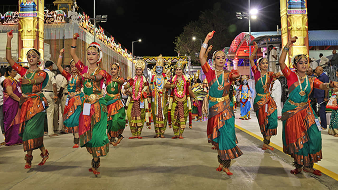 ఇక బ్రహ్మోత్సవాల్లో మొదటి రోజు  పెద్ద శేష వాహన సేవలో పాల్గొన్న కళాబృందాలు ఆకట్టుకున్నాయి. సప్తగిరి సార్వభౌముని సాలకట్ల బ్రహ్మోత్సవాలలో  పెద్ద శేష వాహనంపై శ్రీనివాసుడు భక్తకోటిని అనుగ్రహిస్తూ మాడవీధులలో ఊరేగగా 19 కళాబృందాలు స్వామివారి సేవలో తరించాయి.  తిరుపతికి చెందిన  శ్రీ వేంకటేశ్వర సంగీత నృత్య కళాశాలకు చెందిన మూడు కళా బృందాలు తమ కళారూపాలతో ఆహుతులను ఆకట్టుకున్నాయి. క్షీరసాగర మధనం రూపకం నయన మనోహరంగా సాగింది. 
