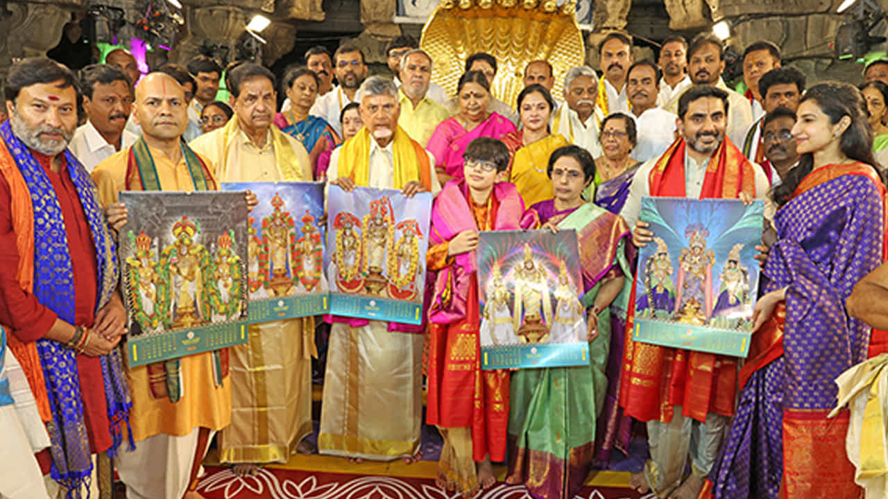 ఇక శ్రీవారి ఆలయంలోనే  2026 ఏడాది టిటిడి డైరీలు, క్యాలెండర్లను సీఎం ఆవిష్కరించారు. అనంతరం ఉపరాష్ట్రపతి సి.పి.  రాధాకృష్ణన్ తో కలిసి సీఎం దంపతులు  స్వామి వారి పెద్దశేష వాహన సేవలో పాల్గొన్నారు. 
ఈ కార్యక్రమంలో రాష్ట్ర దేవాదాయ ధర్మాదాయ శాఖ మంత్రి ఆనం రామనారాయణ రెడ్డి, తిరుపతి జిల్లా ఇన్చార్జి మంత్రి అనగాని సత్యప్రసాద్, పలువురు మంత్రులు, ఎమ్మెల్యేలు, టిటిడి బోర్డు సభ్యులు పాల్గొన్నారు.
